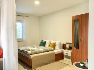 1 dormitorio con cama y ventana en Goldfinch Estate, en Banjole