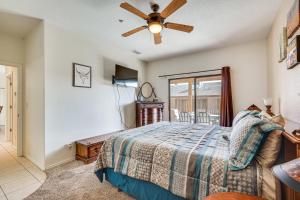 Schlafzimmer mit einem Bett und einem Deckenventilator in der Unterkunft Lake Havasu City Duplex about 1 Mi to London Bridge! in Lake Havasu City