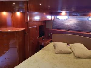 Ένα ή περισσότερα κρεβάτια σε δωμάτιο στο Top Luxury Exclusive Fully air conditioned 3bdr Yacht