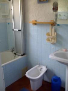 uma casa de banho com um lavatório, um WC e uma banheira em Vacances à Arès em Arès