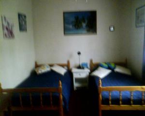 Duas camas individuais num quarto com duas camas Sidx Sidx em Vacances à Arès em Arès