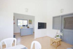 Μια τηλεόραση ή/και κέντρο ψυχαγωγίας στο Villa avec piscine en résidence