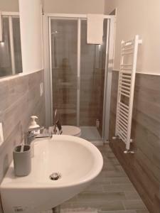 uma casa de banho com um lavatório branco e um chuveiro em Villa Cecilia em Scerni