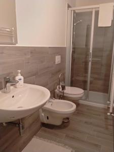 uma casa de banho com um lavatório, um WC e um chuveiro em Villa Cecilia em Scerni