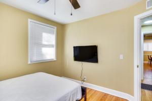 um quarto com uma cama e uma televisão de ecrã plano em Augusta Home with Fenced Yard - 4 Mi to Downtown! em Augusta