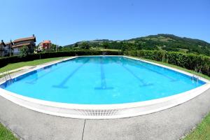 Bazén v ubytování Albergue Finca El Mazo nebo v jeho okolí