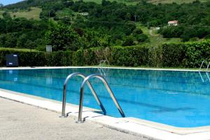 Bazén v ubytování Albergue Finca El Mazo nebo v jeho okolí