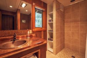 A bathroom at House on Metolius