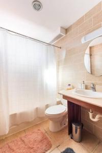 La salle de bains est pourvue de toilettes et d'un lavabo. dans l'établissement Lugar encantador con piscina, Juan Dolio., à Juan Dolio