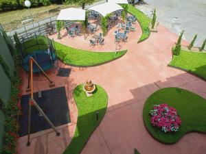カンガス・デル・ナルセアにあるHotel Peñagrandeの椅子と花が並ぶパティオの景色を望めます。