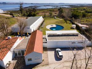 een luchtzicht op een huis met een zwembad en een tuin bij Tijosa Eco-House Camp in Ovar