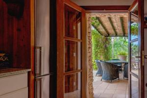 una porta aperta su un patio con tavolo e sedie di Can Bet a Cala Llonga