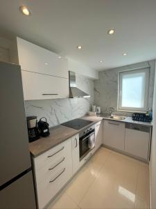 Dapur atau dapur kecil di Seaside Apartment M Zaton 6 -SeaView and Parking