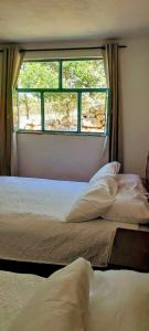 a bedroom with a bed and a window at Sauka Casa de campo in Villa de Leyva