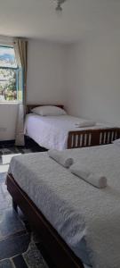 a bedroom with two beds and a window at Sauka Casa de campo in Villa de Leyva