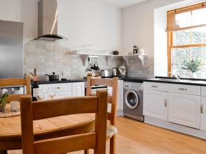 O bucătărie sau chicinetă la Little Swinton - Garden Cottage