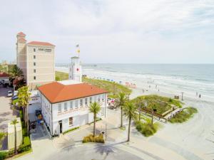 eine Luftansicht auf den Strand und ein Gebäude in der Unterkunft Beachcomber 301, 2 Bedrooms, Near Mayo Clinic, Sleeps 4, Pool in Jacksonville Beach