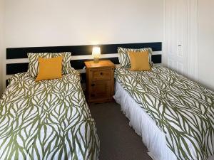 dos camas sentadas una al lado de la otra en una habitación en Lambs Gate, en Stoke Gabriel