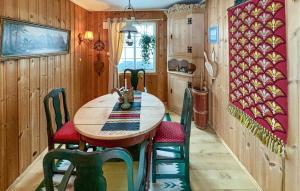 comedor con mesa de madera y sillas en Stunning Home In Svingvoll With House A Mountain View en Svingvoll