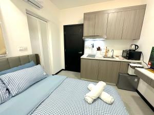 1 dormitorio pequeño con 1 cama y cocina en Neu Suites By Serenity Vacation Homes, en Kuala Lumpur