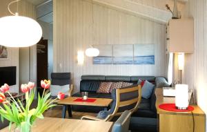un soggiorno con un divano e un tavolo di Strandpark 21 a Schönhagen