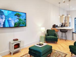 Burton in Lonsdale的住宿－William House - Uk39787，客厅设有壁挂式平面电视。