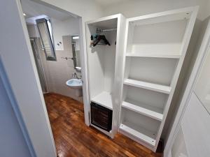 uma casa de banho com prateleiras brancas e um WC em B&B White con Parcheggio Privato em Porto Cesareo