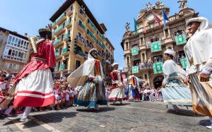 un grupo de personas con trajes históricos en una calle de la ciudad en Blu Hotel Pamplona, en Imárcoain