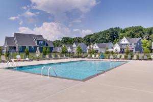 una piscina in un resort con sedie e case di Luxe Rehoboth Beach House with Community Pool and Gym! a Rehoboth Beach