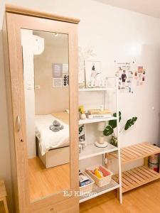 ein Zimmer mit einem Spiegel und ein Schlafzimmer mit einem Bett in der Unterkunft Korean Themed Condo Staycation in Marilao, Bulacan in Marilao
