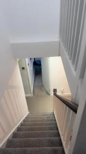 uma vista para uma escada numa casa com escadas em Cosy and Unique Bedroom In Gateshead em Sheriff Hill
