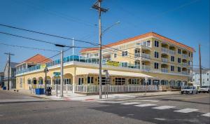 un gran edificio amarillo en la esquina de una calle en Unit #302-2br2ba-3rd Floor Ocean Views, en Wildwood