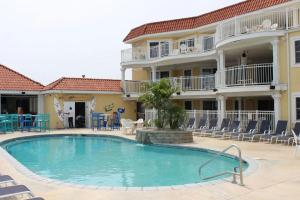 una gran piscina frente a un hotel en Unit #302-2br2ba-3rd Floor Ocean Views, en Wildwood