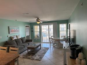 una sala de estar con un sofá y una mesa en Unit #302-2br2ba-3rd Floor Ocean Views, en Wildwood