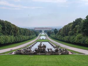 een uitzicht op het paleis van Versailles vanuit de tuinen bij Huis Van Wittel in Caserta