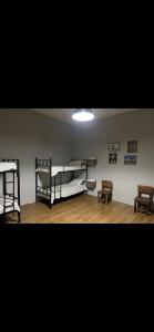 Zimmer mit 2 Etagenbetten und einem Tisch in der Unterkunft hostel the moon in Tbilisi City