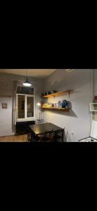 eine Küche und ein Esszimmer mit einem Tisch und Stühlen in der Unterkunft hostel the moon in Tbilisi City