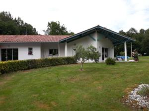 una casa bianca con un cortile davanti di Gîte du Pin avec Spa privatif a Pey