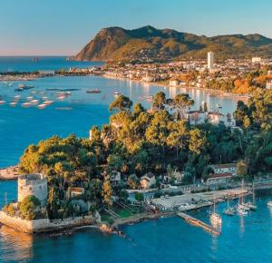 ラ・セーヌ・シュル・メールにあるVilla Les Terrasses à Tamaris vue mer exceptionnelle de chaque chambre, plage en bas du domaineの水上の船を用いた港の空中風景