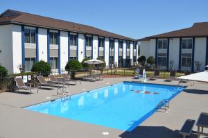 una piscina frente a un edificio en Americas Best Value Inn & Suites-Foley, en Foley
