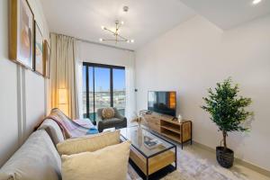 un soggiorno con divano e TV di Stunning 3 Bedroom Apartment In Binghatti Creek a Dubai