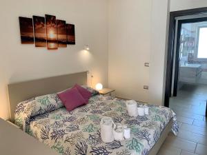 ein Schlafzimmer mit einem Bett mit Handtüchern darauf in der Unterkunft Cala Bianca app 1 in SantʼAntìoco