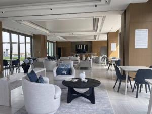 Ruang duduk di 3br Facing Dubai Mall 5 Min Walk To Burj Khalifa