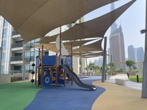 Kawasan permainan kanak-kanak di 3br Facing Dubai Mall 5 Min Walk To Burj Khalifa