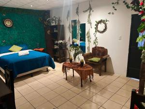 una camera con letto, tavolo e sedia di The Enchanted Forest a Antigua Guatemala