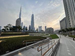 uma vista para o horizonte da cidade com edifícios altos em 3br Facing Dubai Mall 5 Min Walk To Burj Khalifa em Dubai