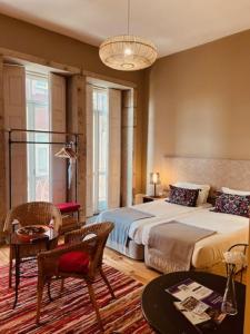 une chambre avec un grand lit et une table dans l'établissement bnapartments Rio, à Porto