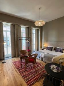 une chambre avec un grand lit et une table dans l'établissement bnapartments Rio, à Porto