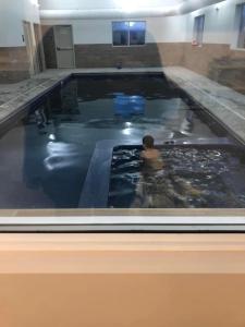 uma pessoa está numa piscina de água em Endless Mountain Resort em Union Dale