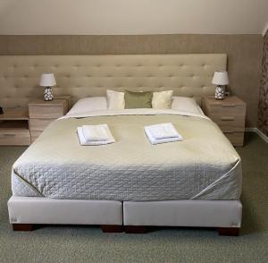 Un pat sau paturi într-o cameră la Penzión Aira